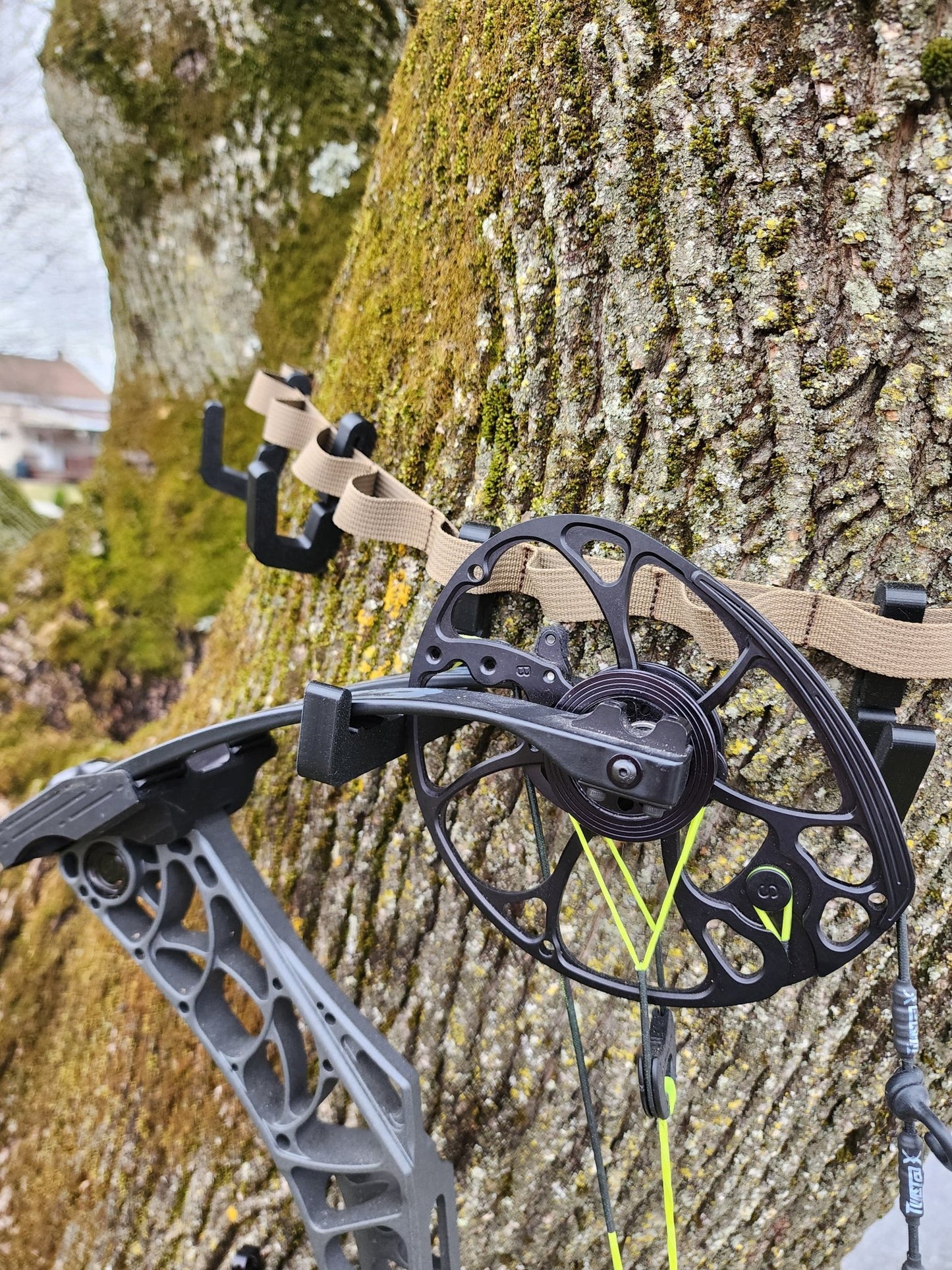 Archery Bow Hanger with 3 Gear Hanging Molle Clips – E3D Concepts